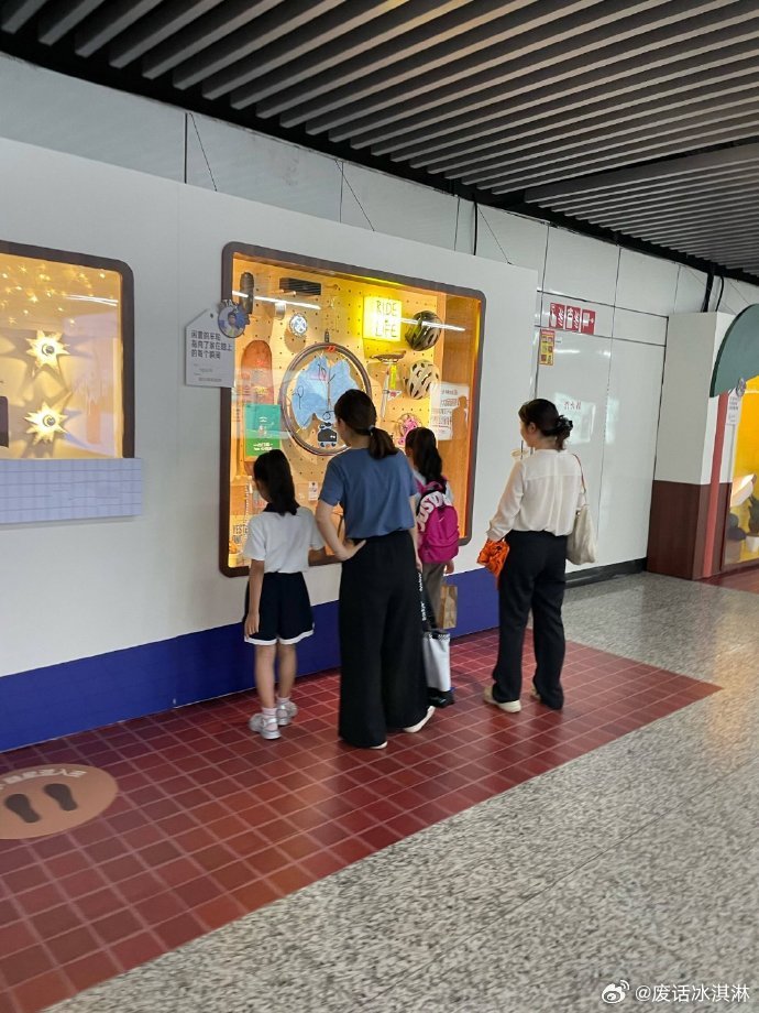 滑板也没想到这辈子能打两份工把旧滑板改成各种家居用品，置物架、小桌板啥的都安排上