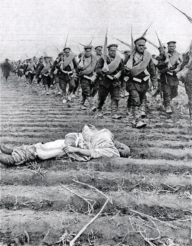 1905年在中国东北行军的沙俄士兵，此时日俄战争icon已经打响，但是这场战争却