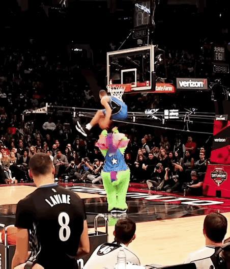 对于NBA现役扣篮王扎克拉文来说，或许很少会如此感到不可思议！
毕竟他的扣篮动作