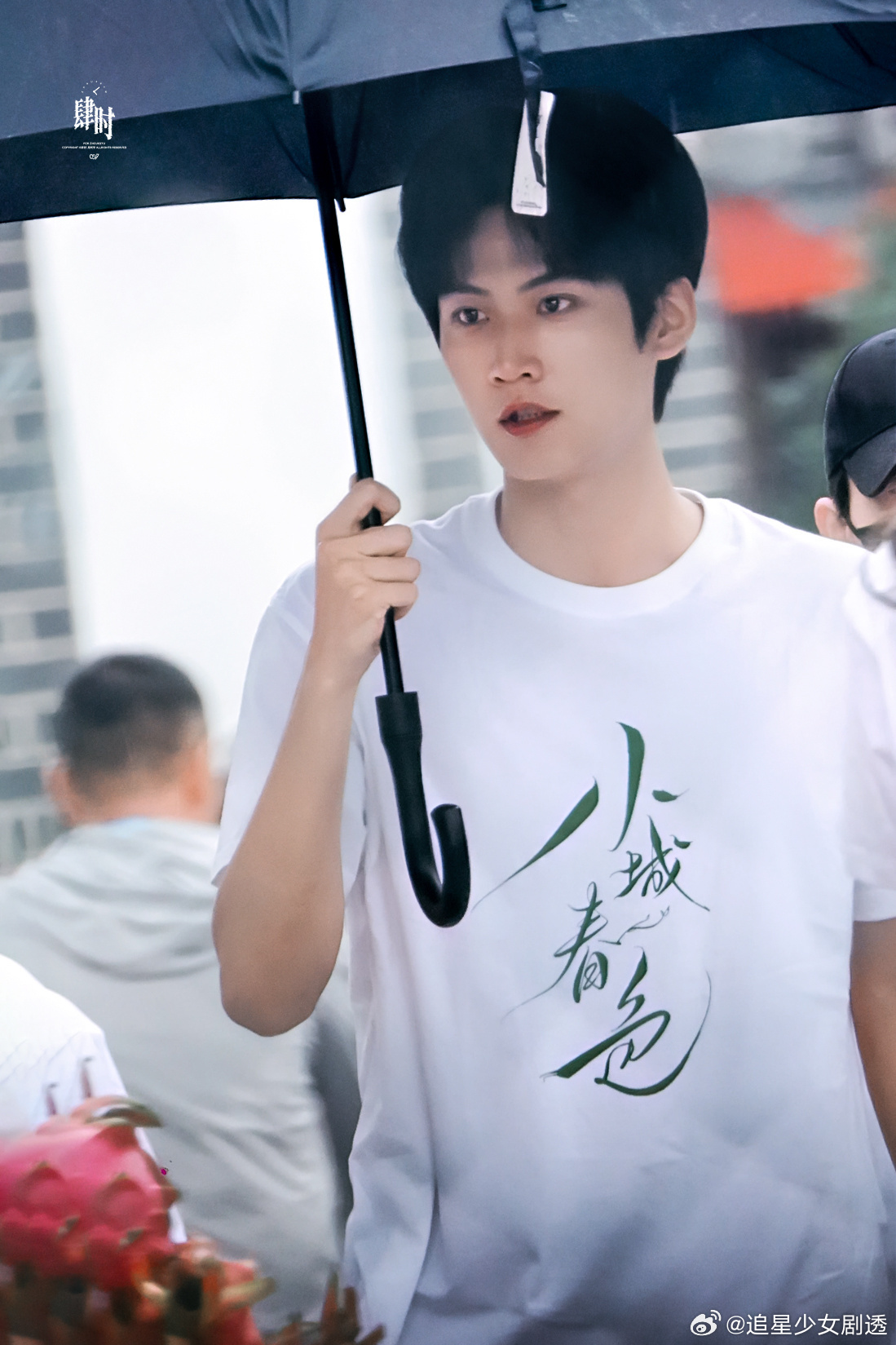 周柯宇和王玉雯小城春色身高差 路人随便刷到路透都会停下来多看两眼，身形搭配和谐，