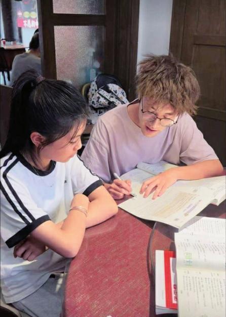 每到暑假，大学生兼职、孩子补课，这两件事总容易引发各种讨论。
长沙这家餐馆发生的