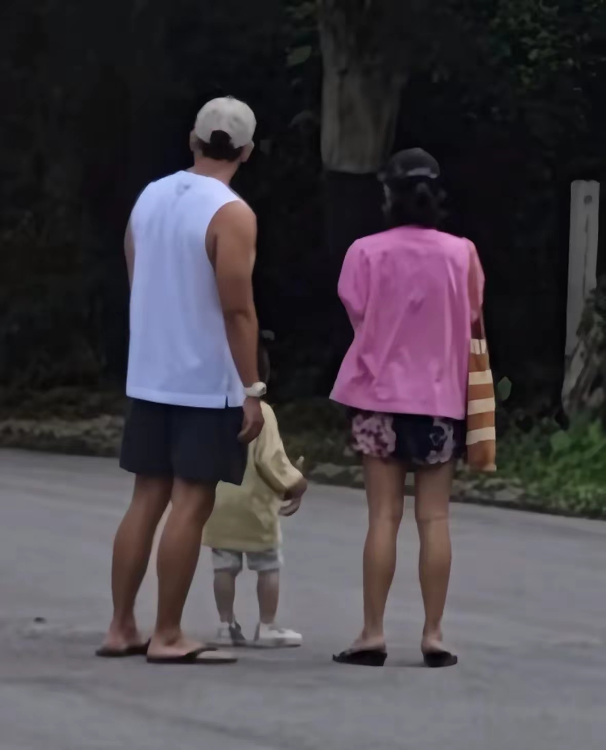 玄彬孙艺珍遛娃被偶遇，夫妻俩肤色黝黑，甜豆站姿背影和玄彬好像 