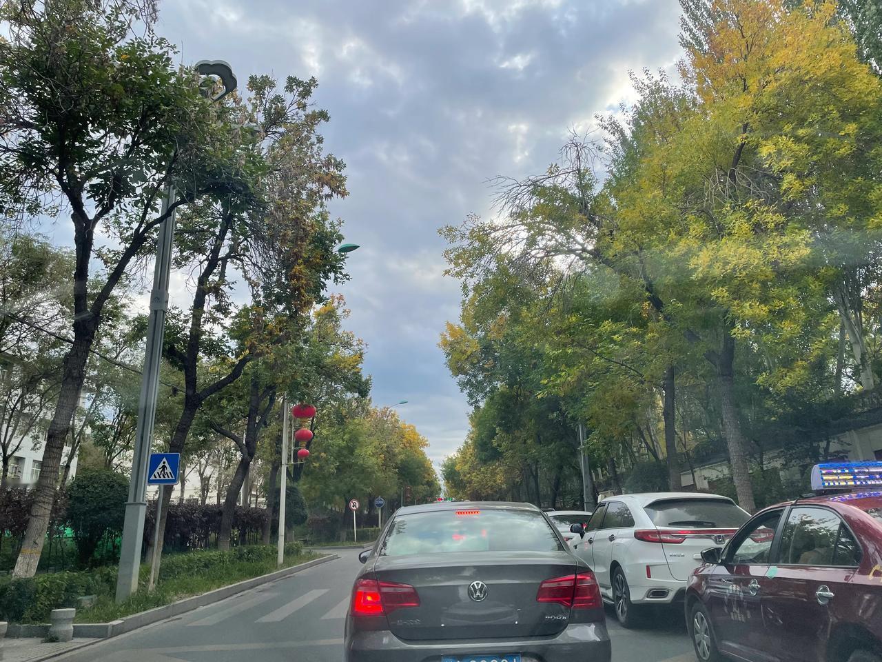  燃油车加油要刷身份证，新能源汽车冲电却不需要刷身份证。是因为电比油安全吗？