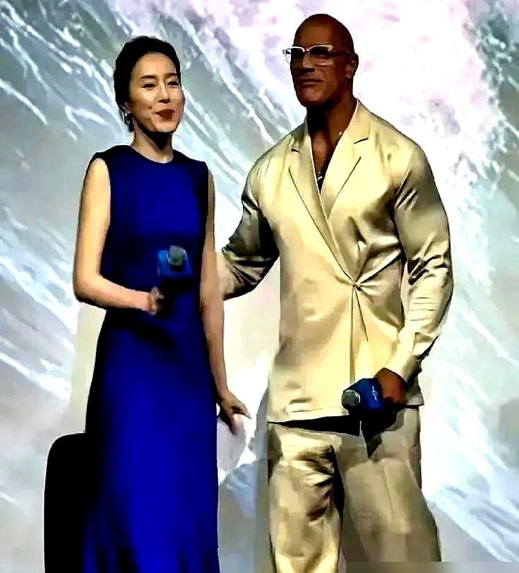 一套上万元的鞋垫，垫高8厘米，原来这就是好莱坞巨星的秘密武器。

汤姆·克鲁斯跟