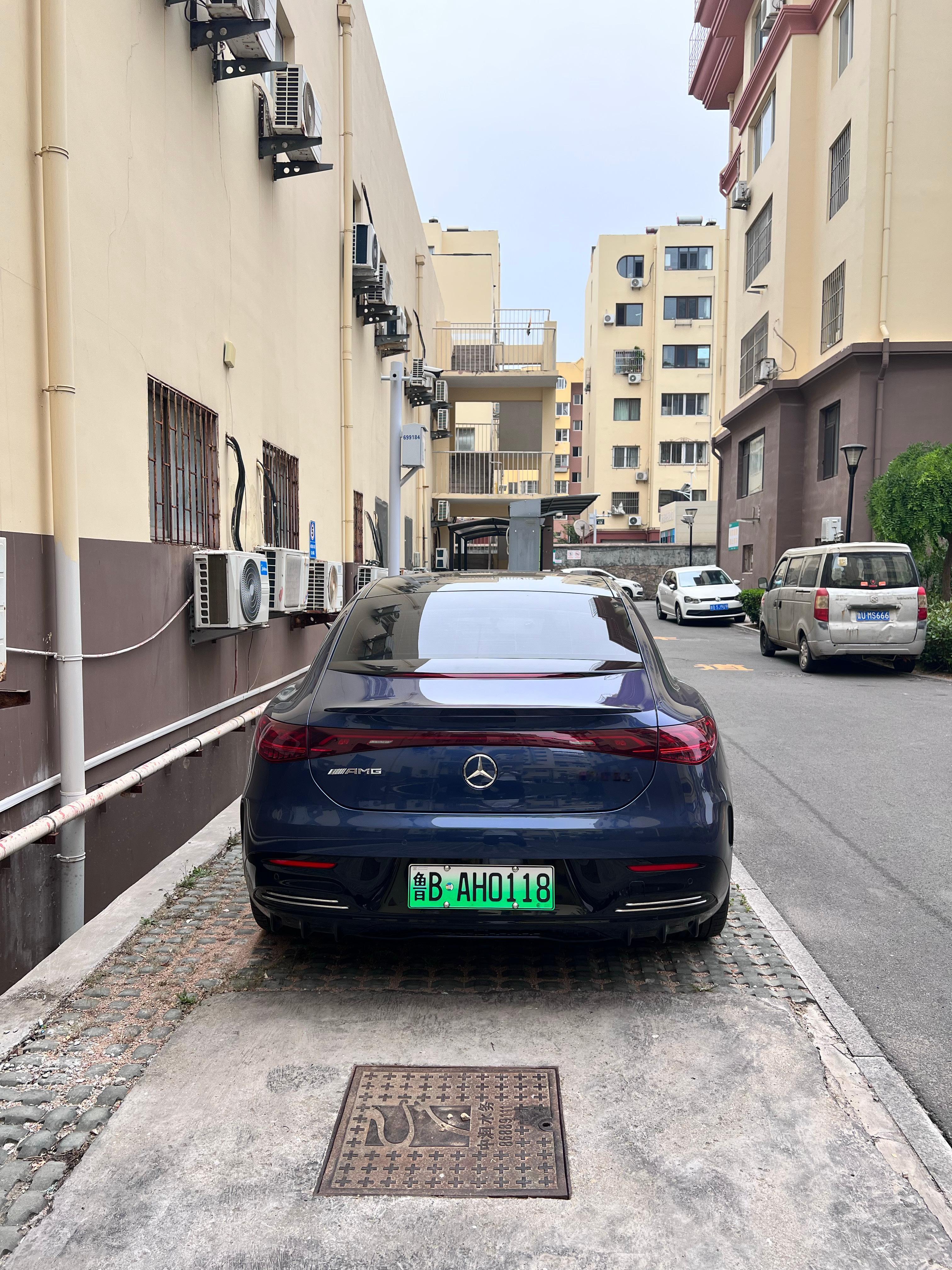 梅赛德斯-AMG EQE 53保持了AMG的高性能基因还拥有电动车所独有的环保和