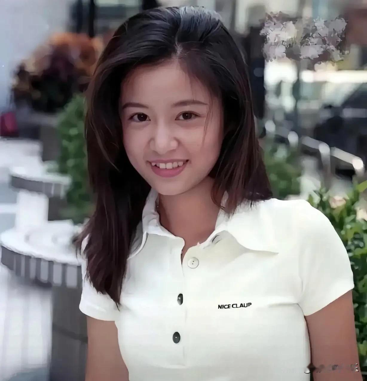 高中时代的林心如清纯甜美，
据说是学校万千少男的梦中情人，
也就是大家常说的“校