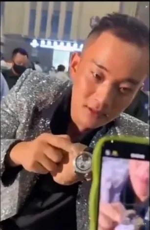 白家二少白应苍再也不能晒名牌手表了。
缅甸官方针对白所成次子发布通缉令，
通缉令