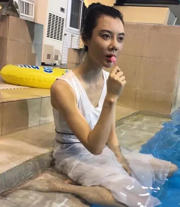 车晓曾经因离婚事件把自己推向了风口浪尖，成为了影视圈颇受争议的人物。
她的外貌很