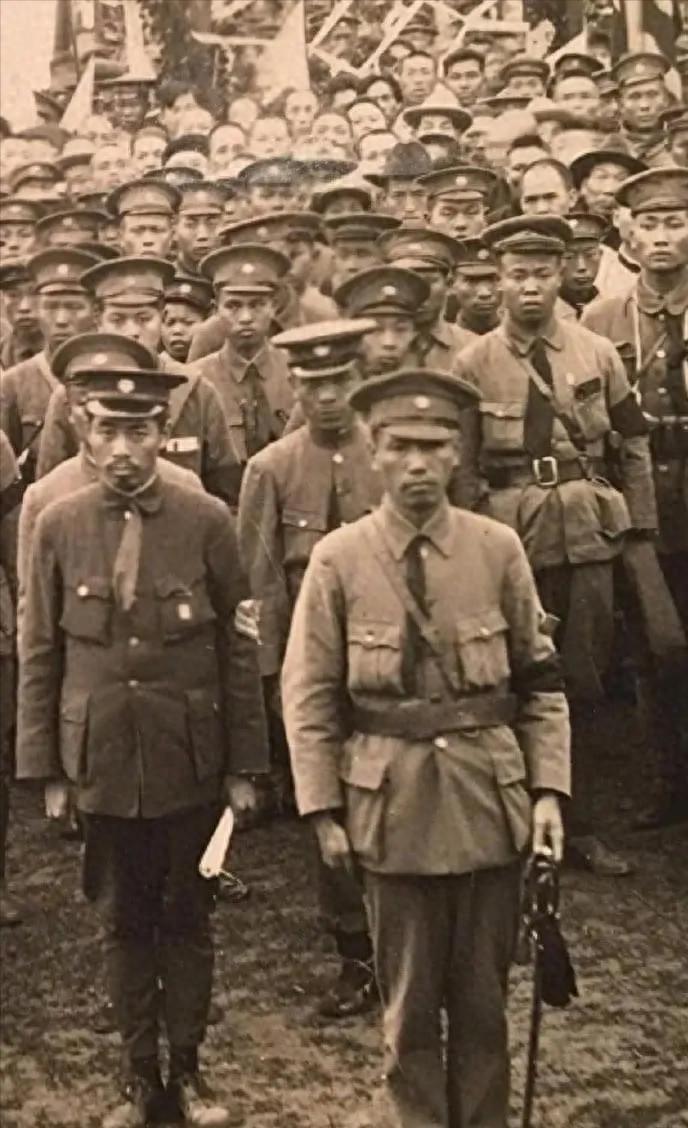 看以下图片为蒋介石和周总理唯一同框照。
这张照片拍摄于1925年3月，是黄埔军校