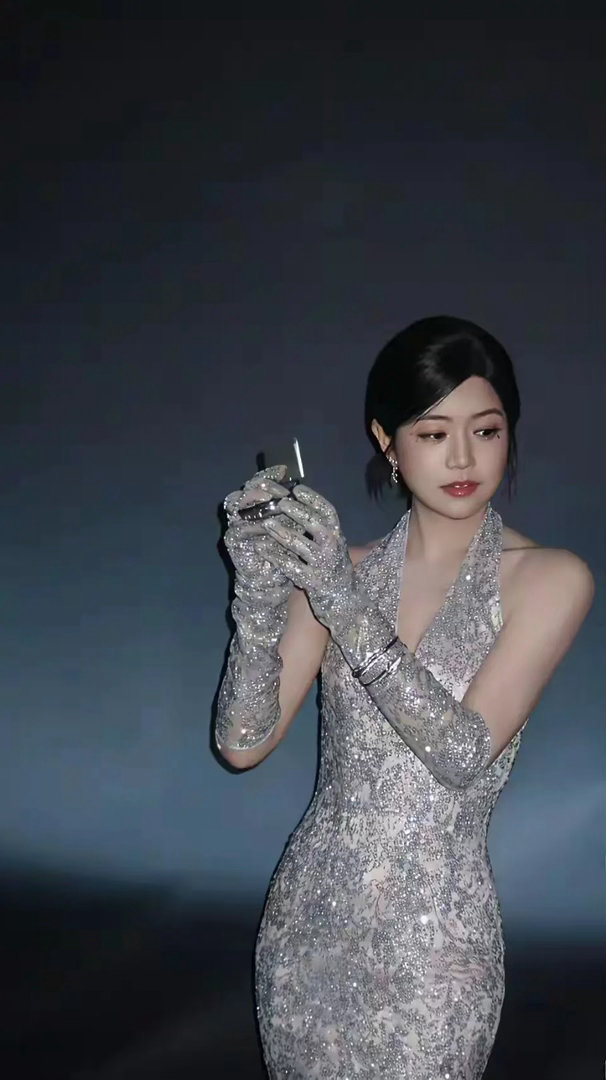 现在觉得陈妍希这种小圆脸才是“真香”，特别扛老，还幼态！身材保持的也不错，不是那