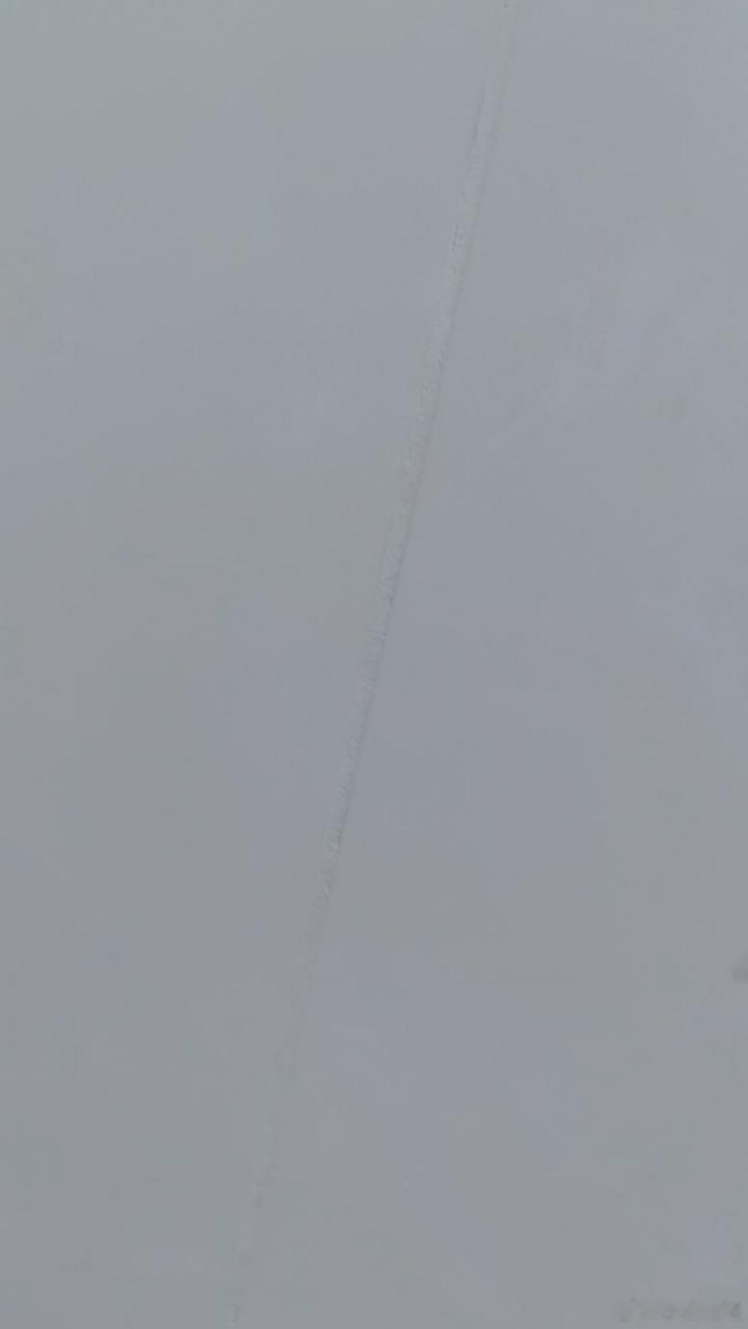 你租的房子里，客厅那面墙上有一道细细的裂纹。从天花板一直延伸到墙角，像一条干涸的