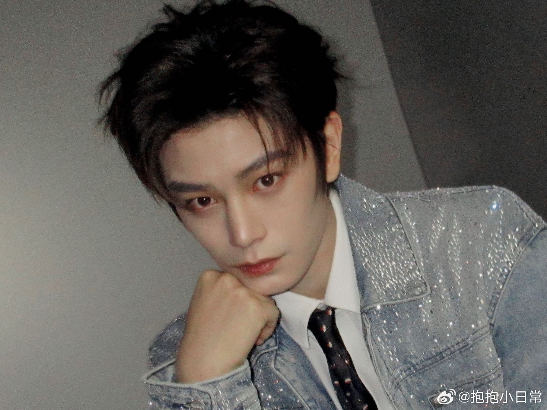 丁禹兮吹花瓣丁禹兮吹玫瑰花瓣 被丁禹兮吹花瓣的画面狠狠戳到，动作自然又好看，温柔