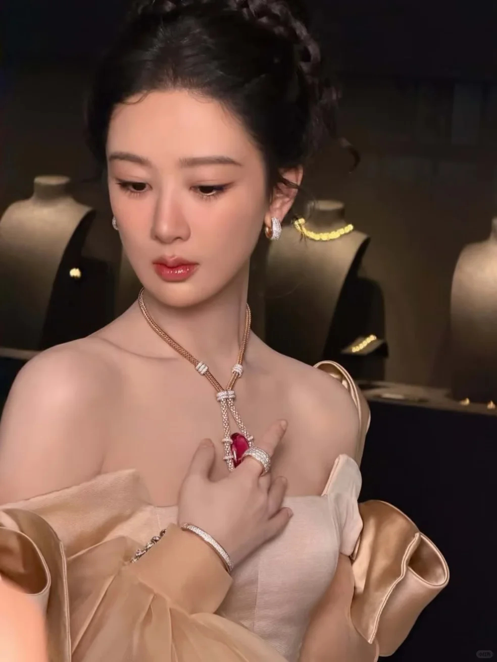 杨紫杨紫皮肤 以为开了磨皮  杨紫高珠配美人！一大早被杨紫硬控了 