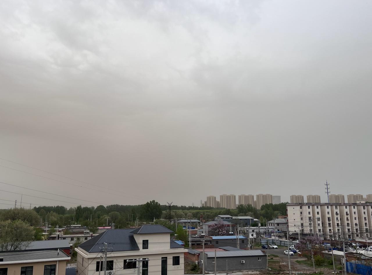 这天一下子就上来了，又刮风又下雨的。 ​​​