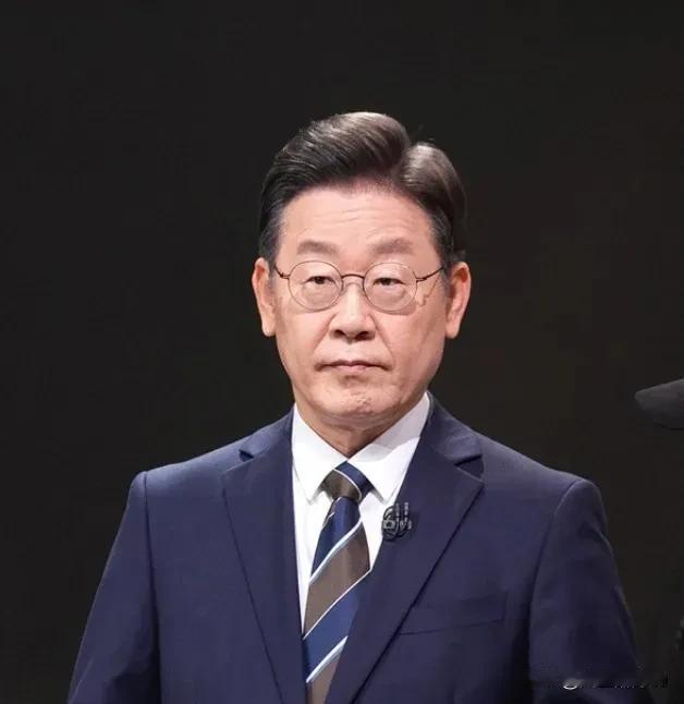 李在明真的很勇猛，清算的不止是前总统还有“韩奸”，李在明已经不能用胆大来形容，胆