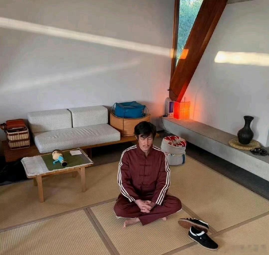 陈冠希在洛杉矶5500w刚买的豪宅里打坐。 