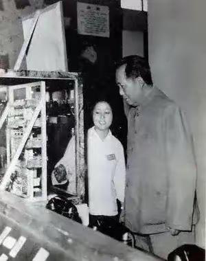 毛主席驻足工业展，一句叮嘱让中国工业挺直腰杆
 
展厅里机器轰鸣、展品琳琅，毛主