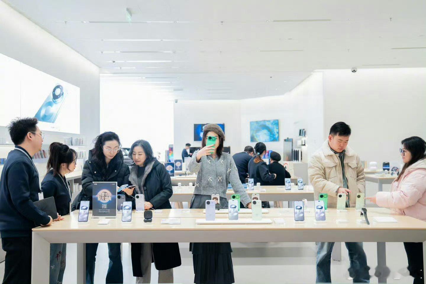 nova15系列开售人人我人人今天开售没想到线下门店会这么火爆，看来是期待已久啊