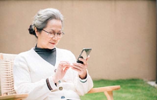 中老年人常玩手机的8个实在好处，不是贪玩，是给自己养老铺路