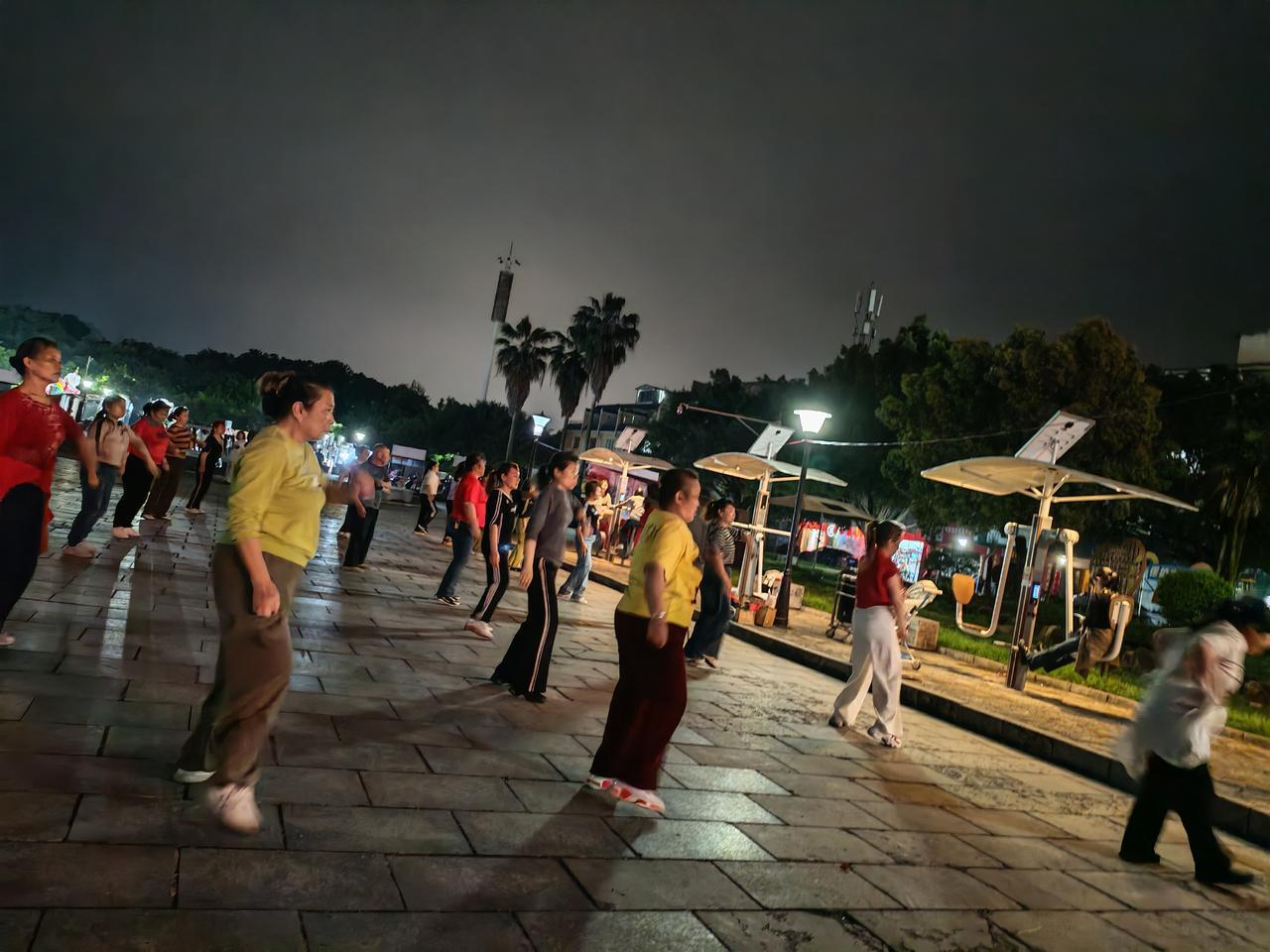 广场夜舞｜烟火气里的生活热爱✨
 
夜幕下的广场，是最鲜活的人间烟火。
路灯暖光