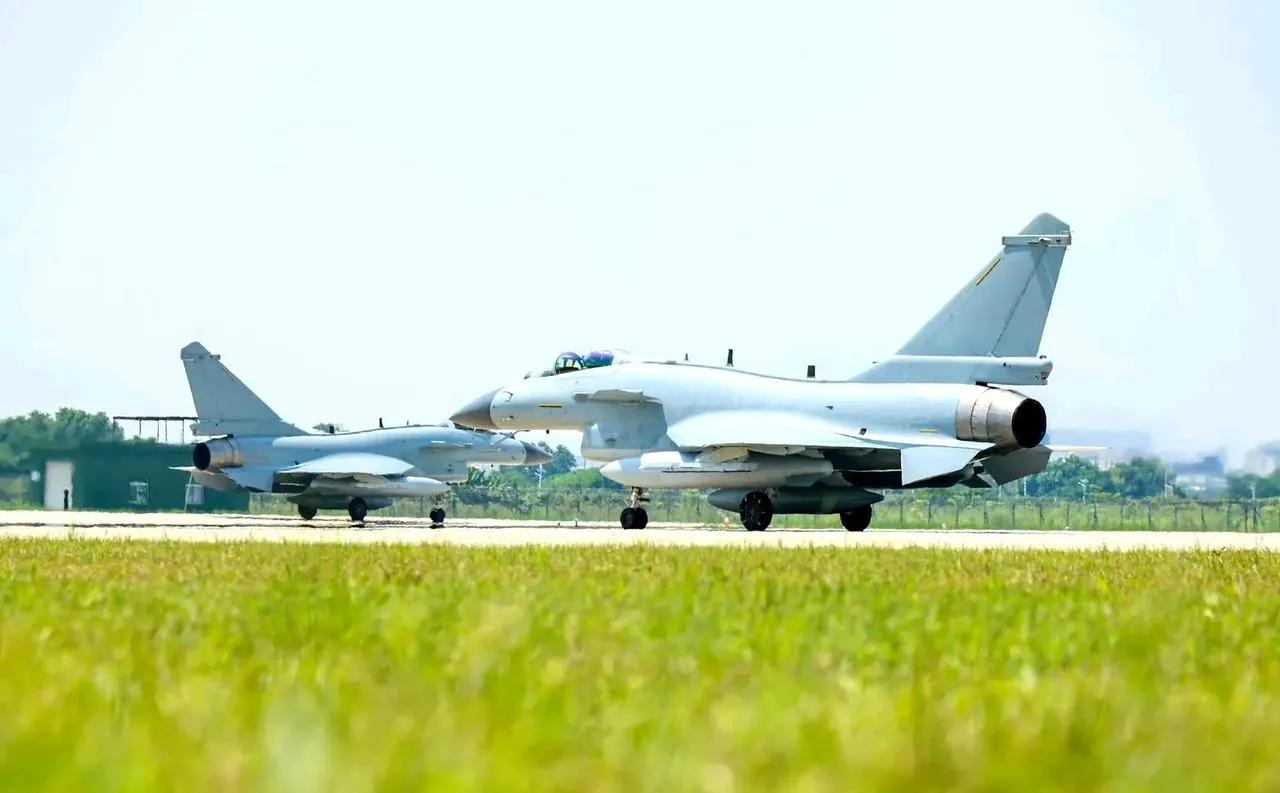 东大空中装备到底啥水准？不妨看几个案例：

先有巴 基斯坦空 军歼-10C超视 