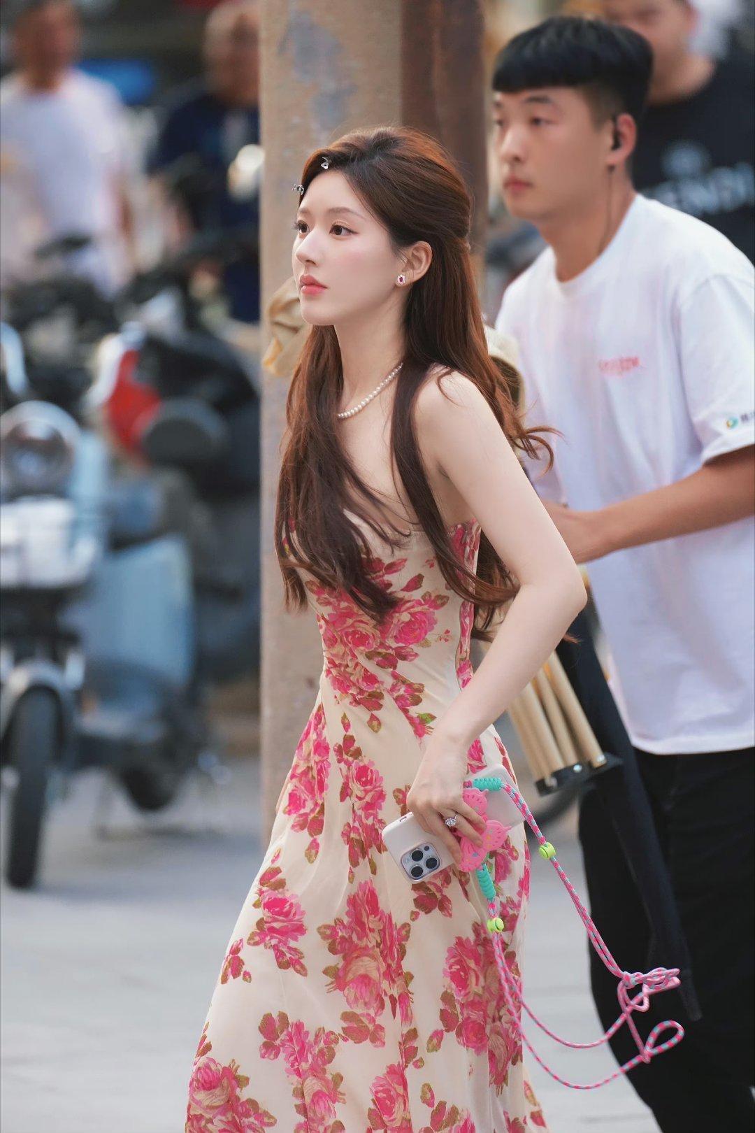 许我耀眼赵露思许妍 碎花裙 