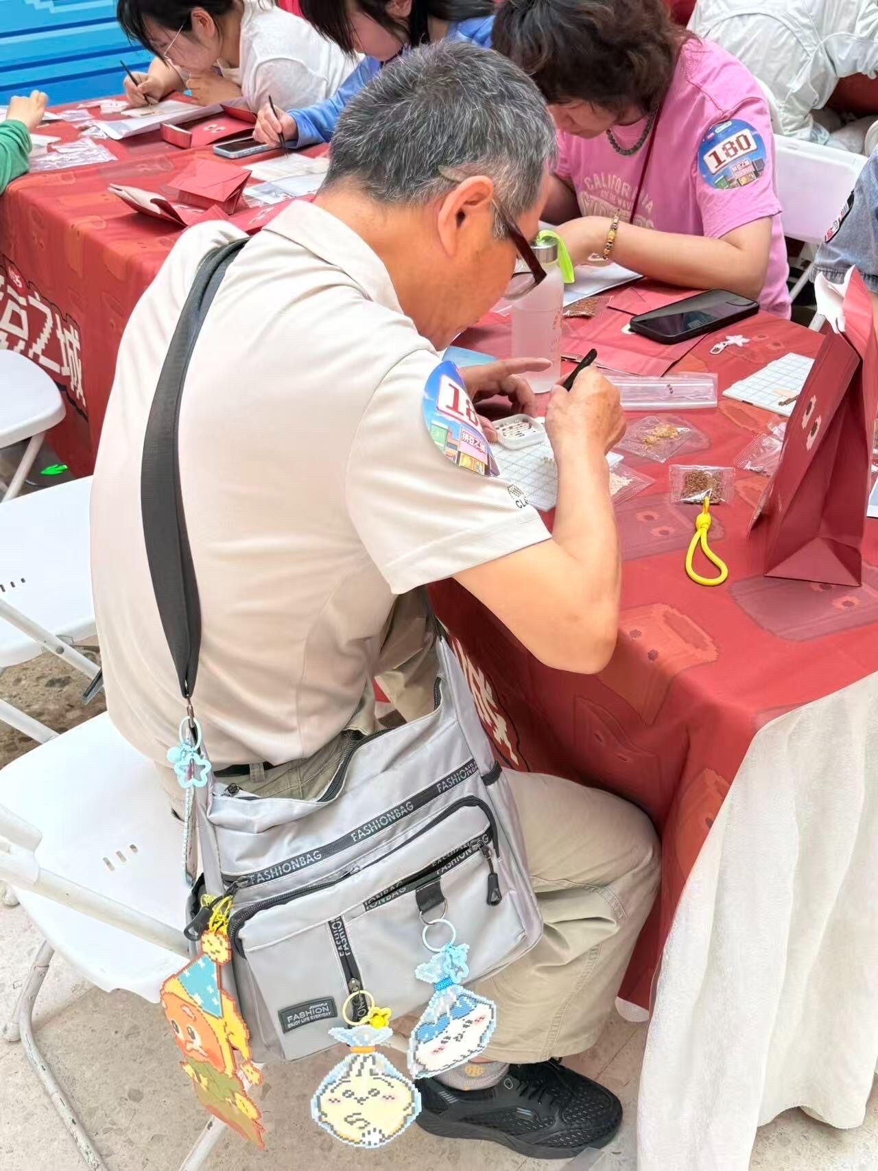 上海爷奶把拼豆戴成高定了上海老辈子拼起豆来没轻没重 拼豆之城赛场温情满满，爷爷奶