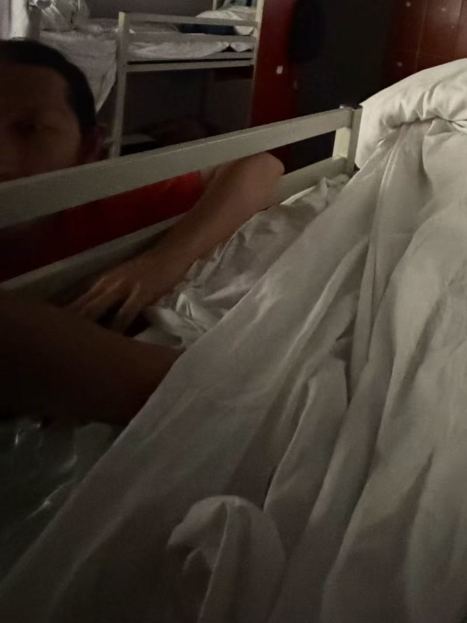 泰国初中生饮弹自尽前开了26枪初中生能搞到枪可太离谱了安全这方面还得是咱们国内前