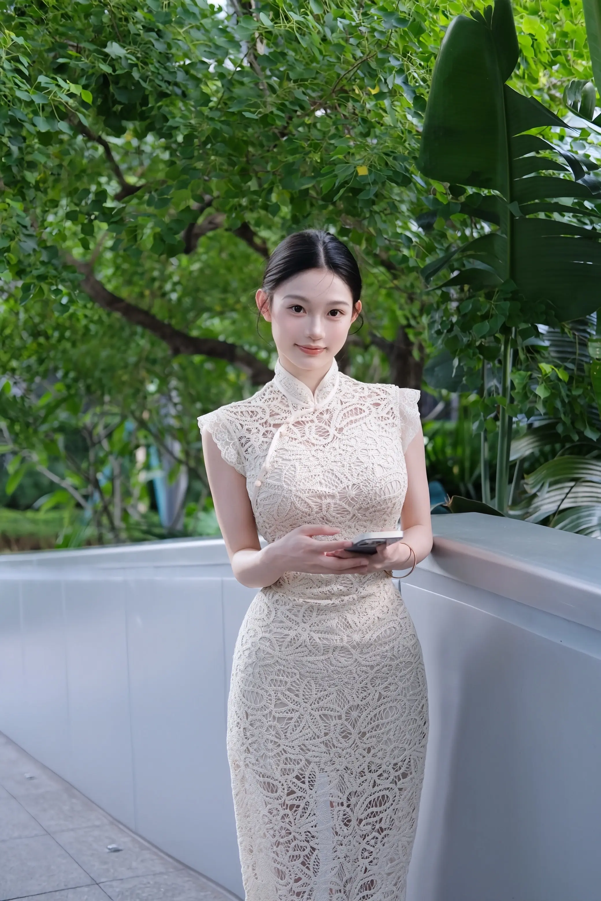 初见她漫步桥下她轻摘一朵桃花～