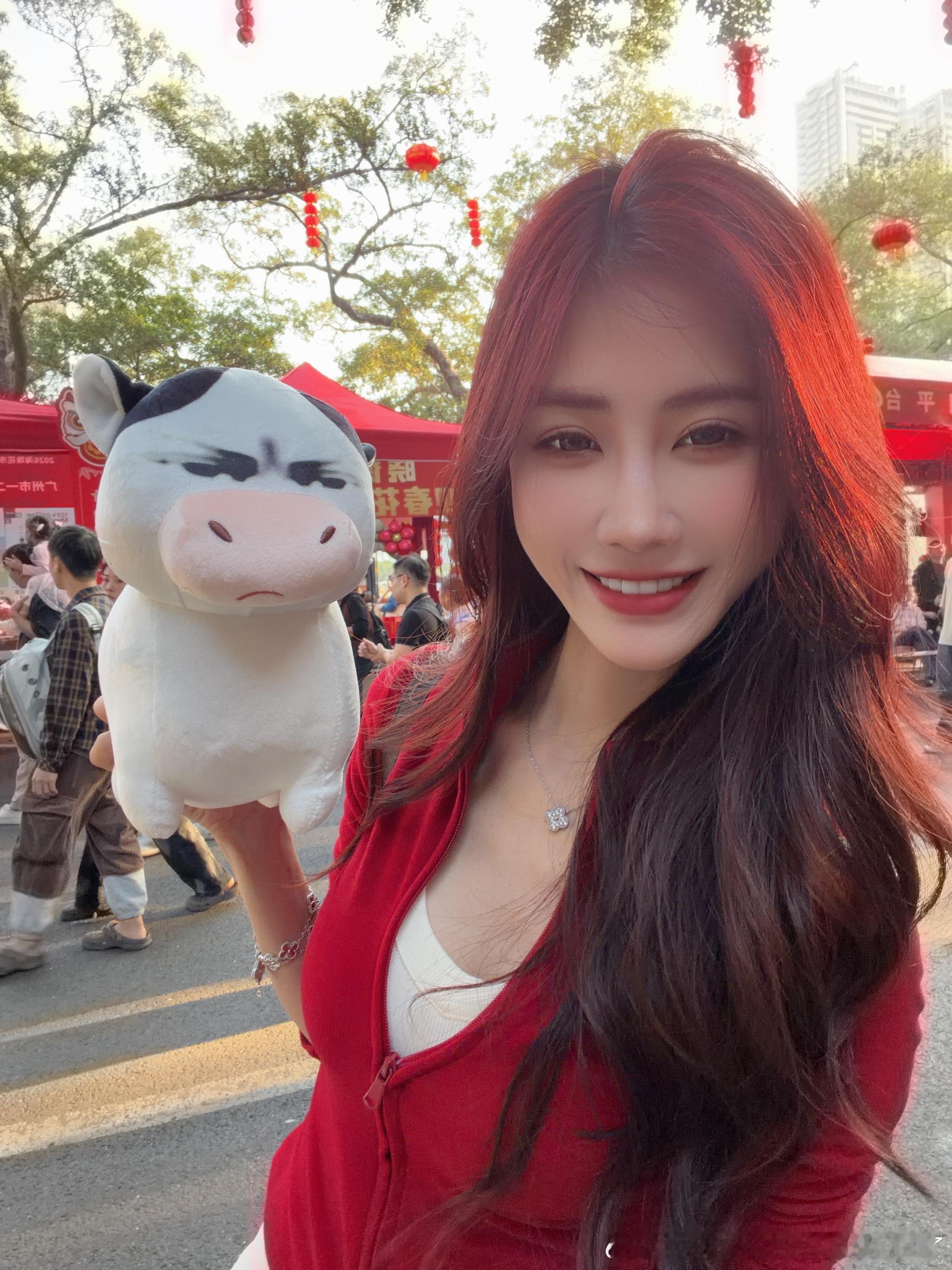 年前花街好开心 买了一堆有的没的 还有草地牛 