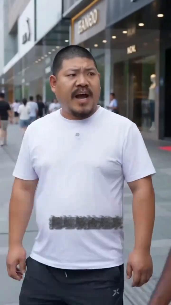 把垃圾捡起来，爱护环境，人人有责。