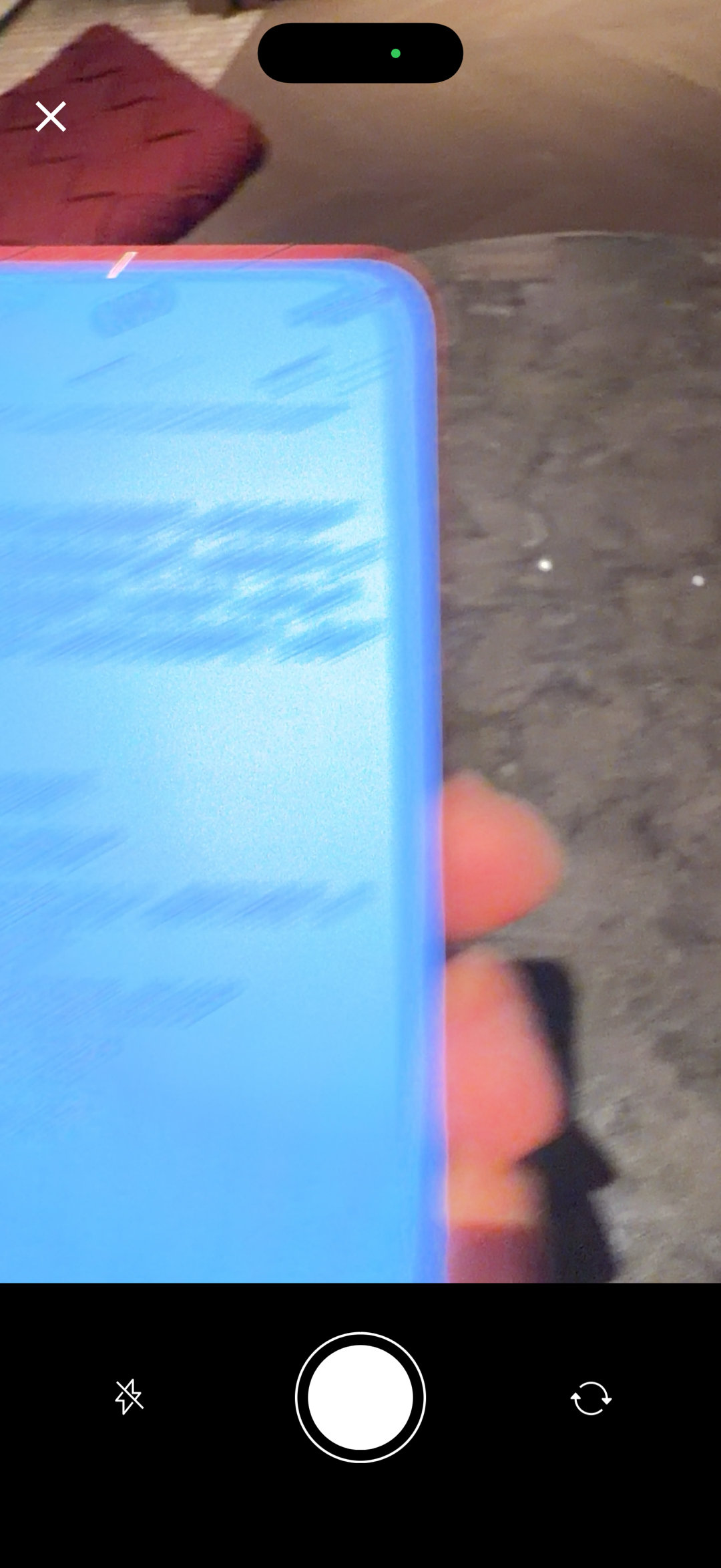 我的iPhone17 Pro Max用微信自带的拍摄就卡住，退出再次打开就会黑屏