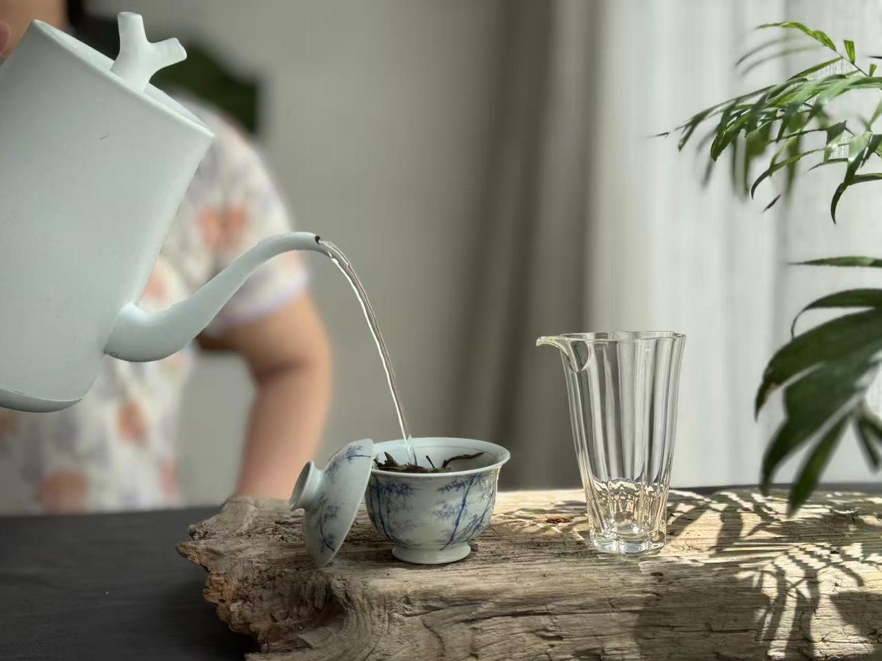 秋天适合泡茶、煮茶还是焖茶？
秋天喝茶，可以泡，可以煮，就是不能焖。
冲泡是常见