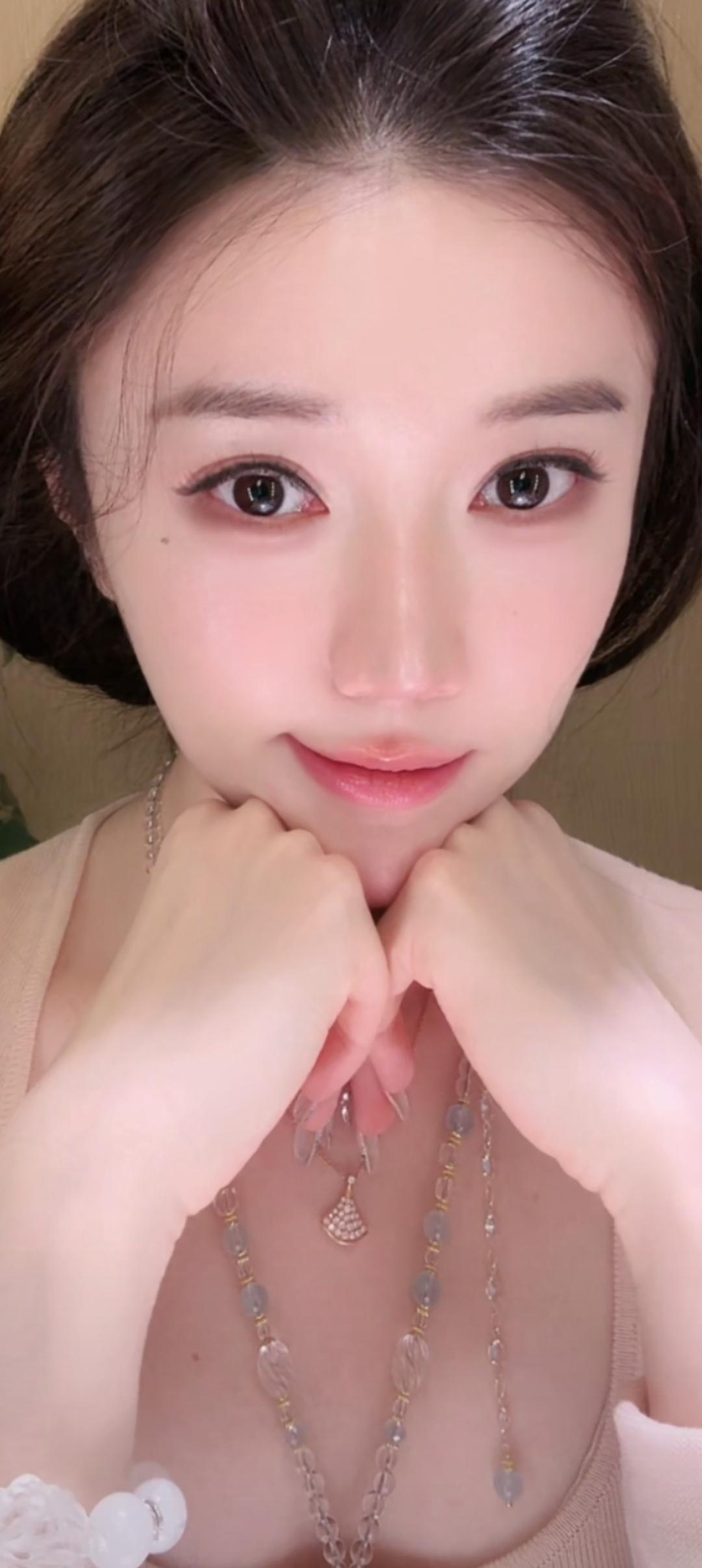 这个女生好可爱，笑容好甜！