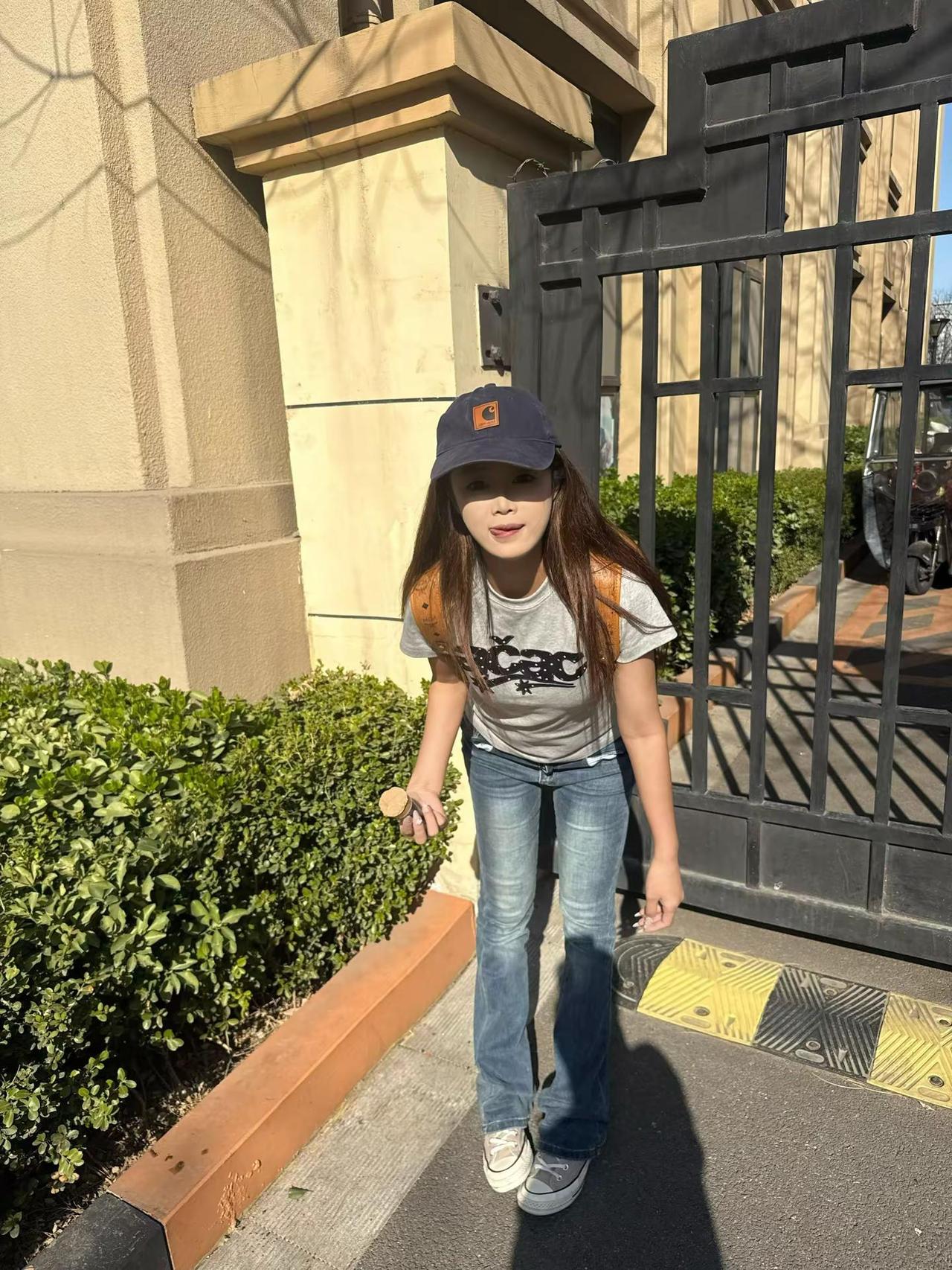 指甲做多了 还是纯色好看 头发染多了 还是黑色耐看 你见过越多人 你就越清楚 该