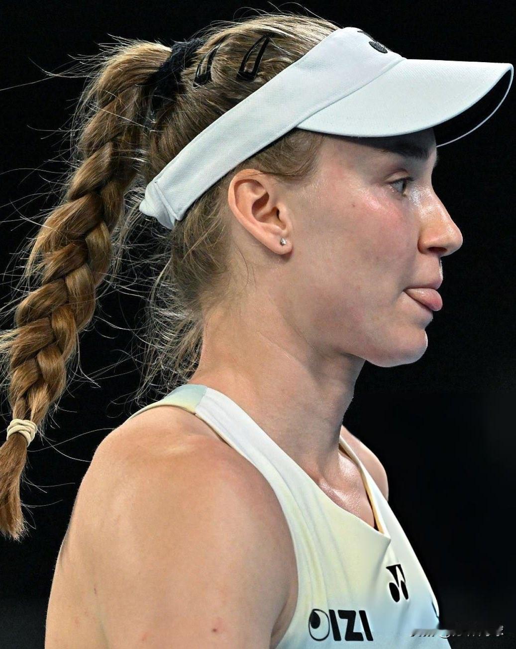 🇰🇿莱巴金娜6-1 6-3梅尔滕斯🇧🇪
10个Ace。
她进入了自温布尔