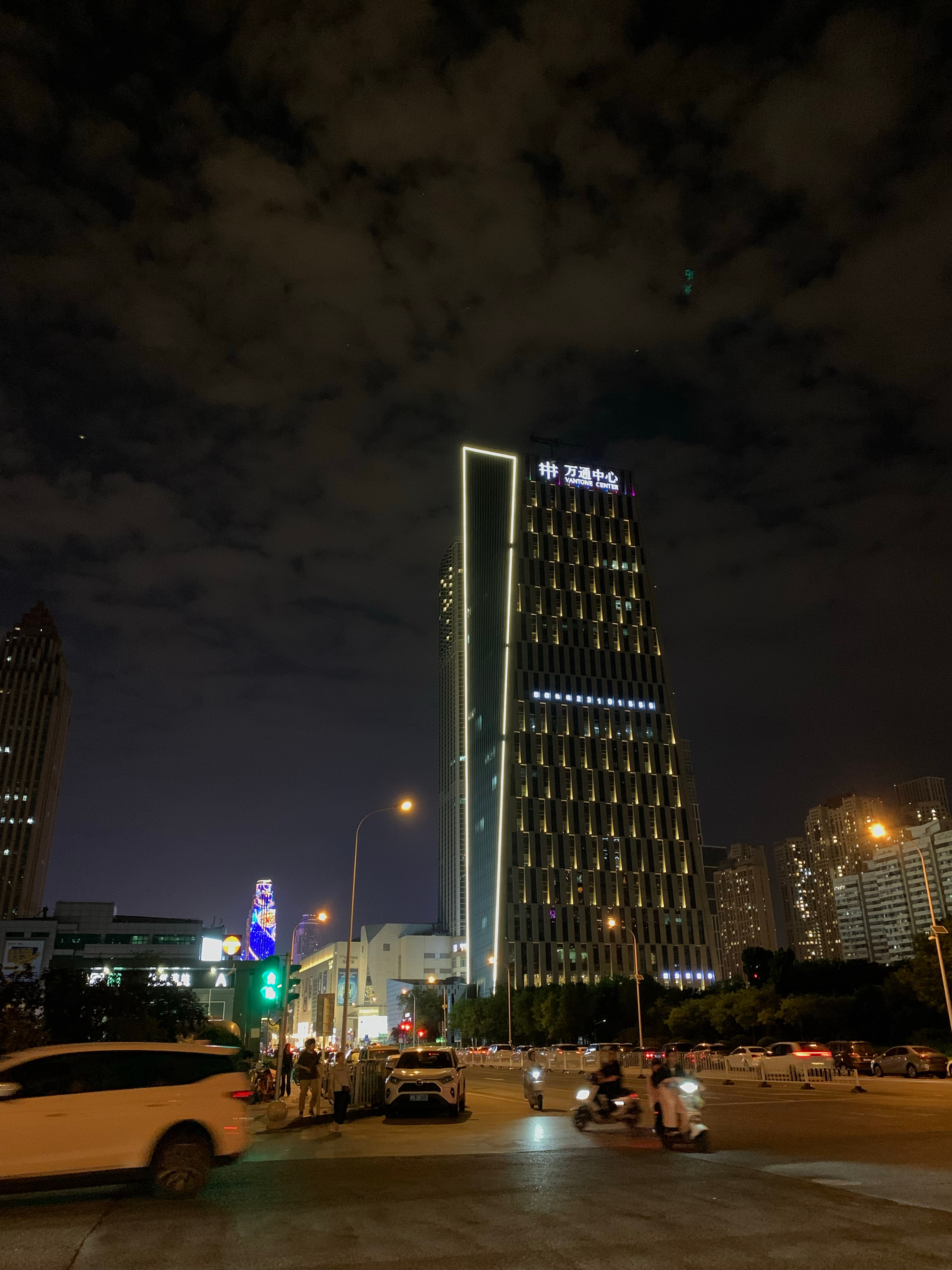 时隔十年了，同一个建筑，同一个地点。 