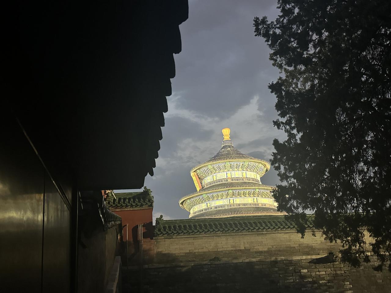 天坛亮灯的瞬间太好看啦，值得去看一次。

灯带做的很好，没有喧宾夺主，把天坛本体