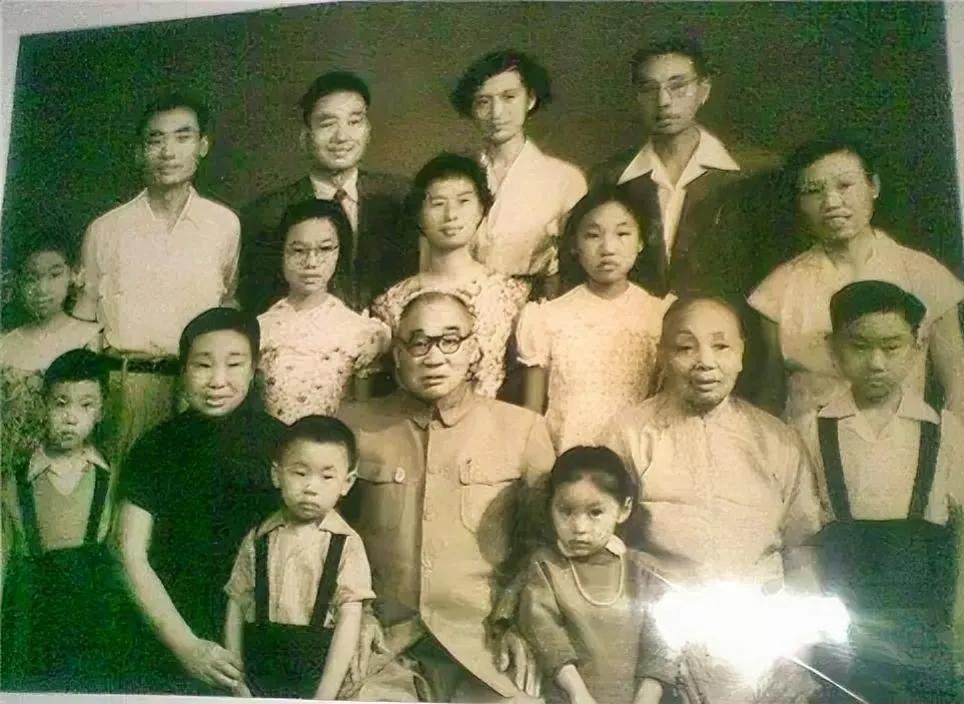 60年代，马演初和七个子女，一张罕见的全家福，他一生经历了两段婚姻，所以家庭人口