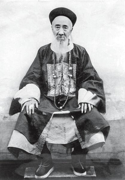 “张之洞的‘辞职信’写了17次，全被他自己烧了：
光绪十五年，因修卢汉铁路被斥‘