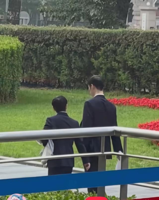 【背影不习惯，孙颖莎西装革履，跟着王主席去开会】2026-05-15 傍晚，北京