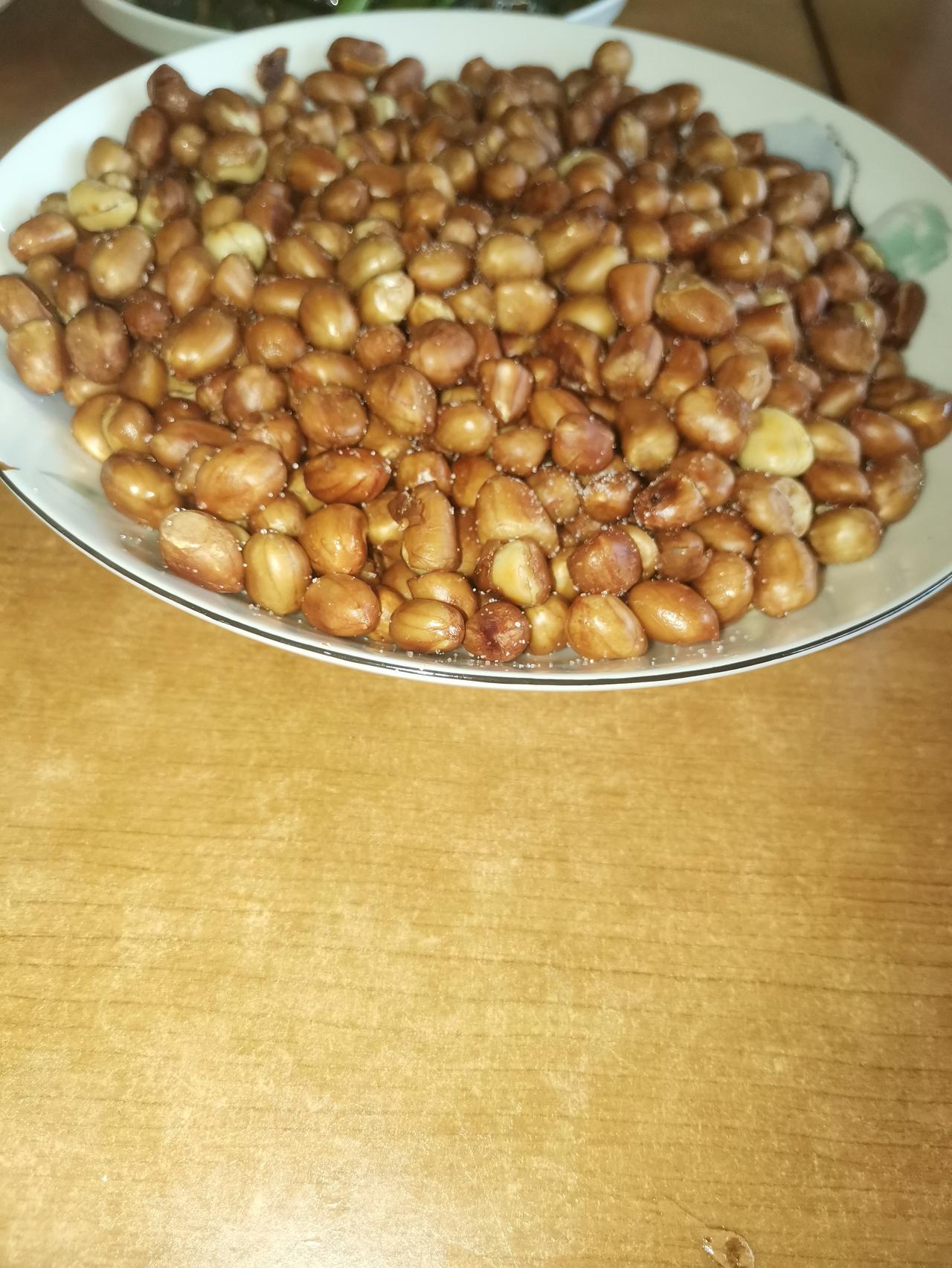 发现一袋有哈味的花生米，不舍得丢掉。用水洗了一下，炒熟了，发现还是有哈味。
过了