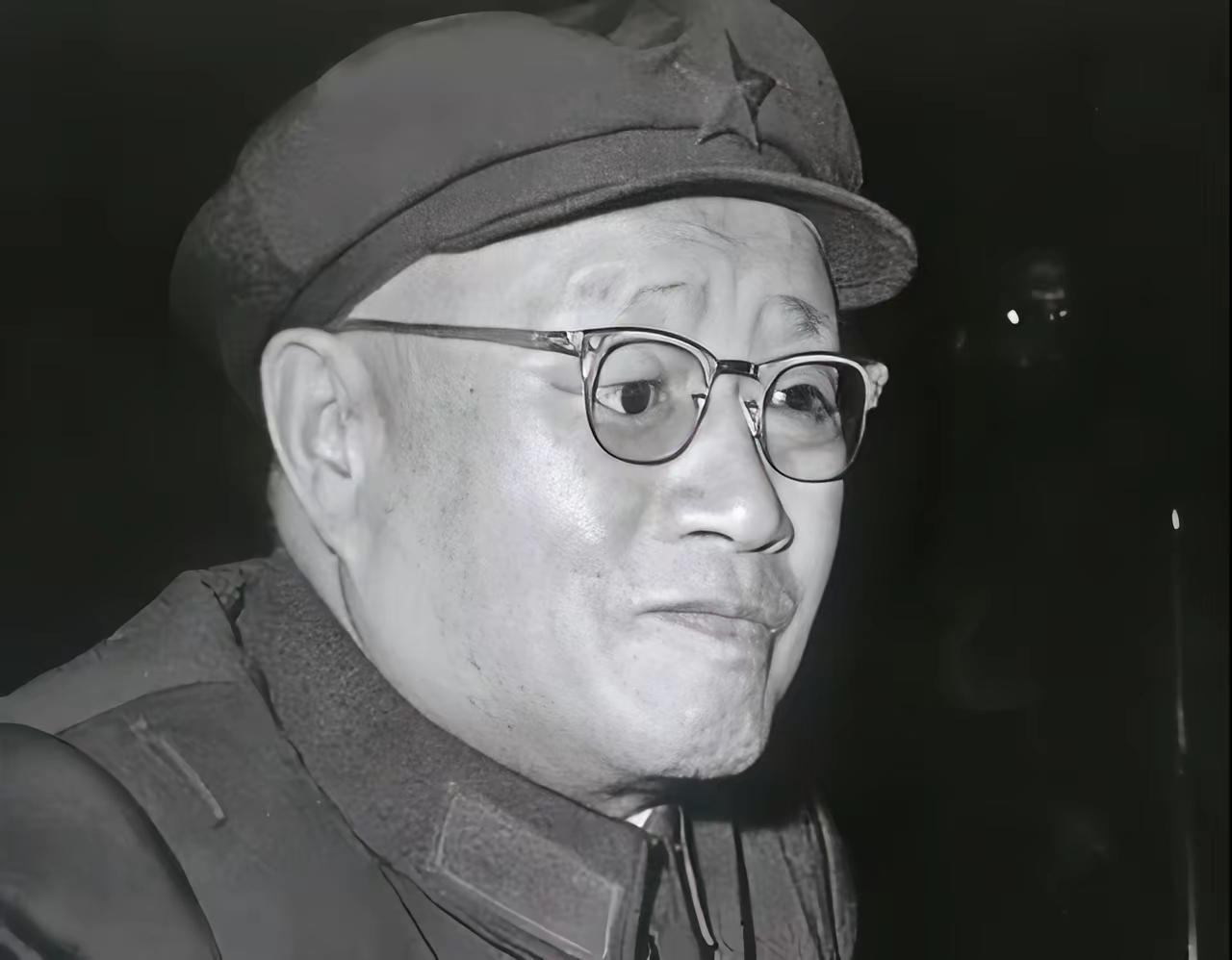 经典定格！刘伯承元帅65式军装近照：儒风藏锋，智勇铸军神
 
这张刘伯承元帅的珍