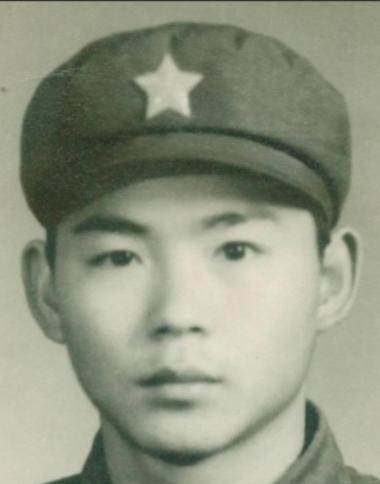 四川知青谢志熙，1976年入伍，当了排长还改不掉一身野性。行军途中砍过越南人的甘