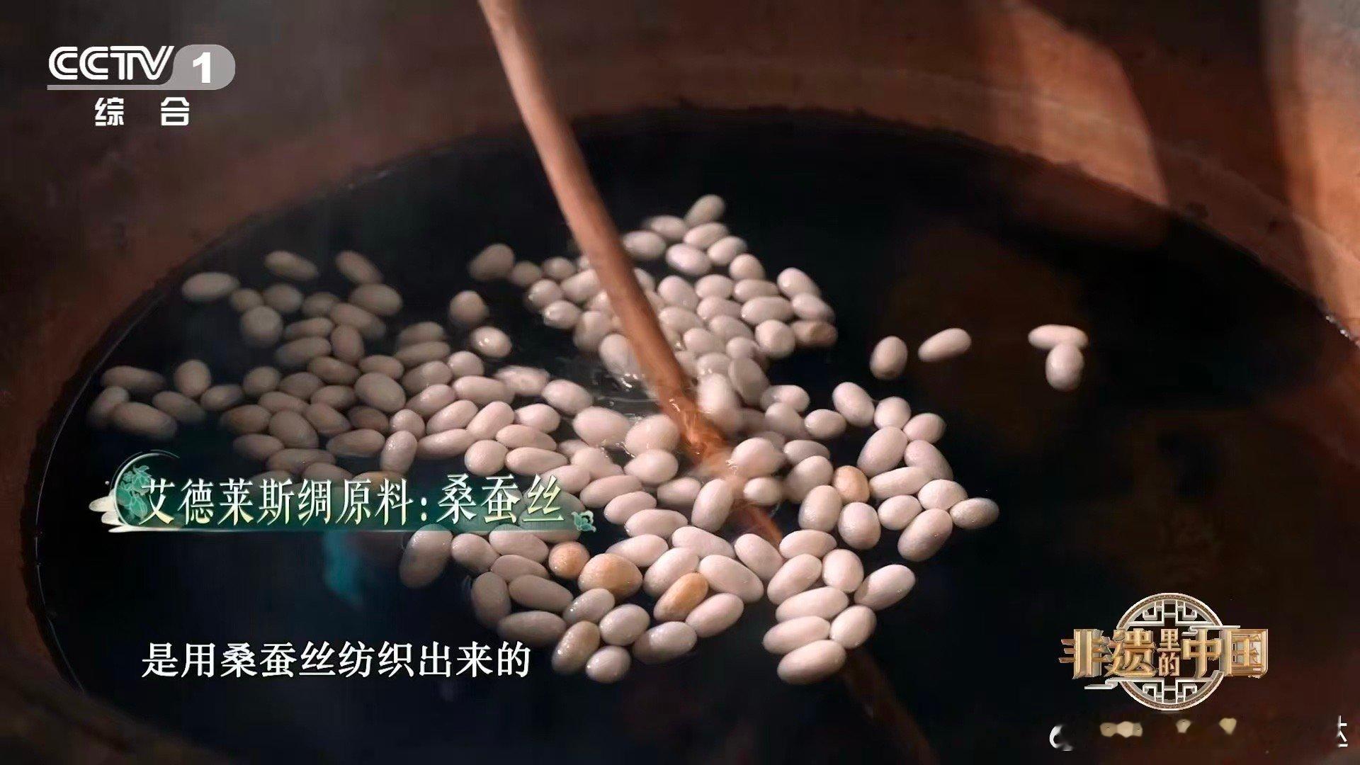 每织1厘米需要2800根经线穿梭往复2000次，这种近乎偏执的精细，正是非遗技艺