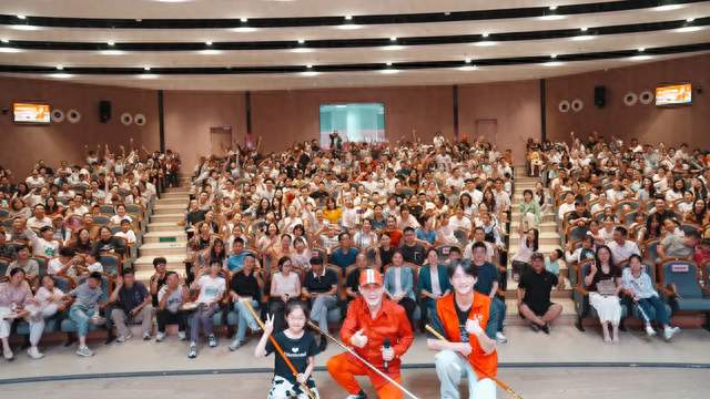 六小龄童现身六安 喊俺老孙来也引全场沸腾
