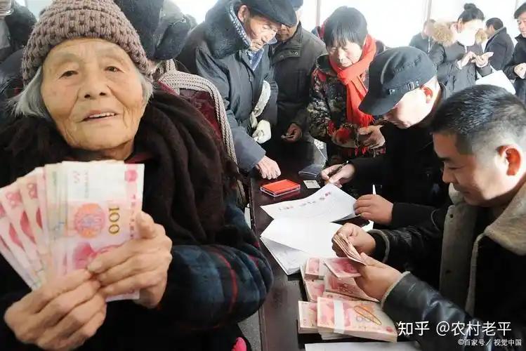  
2023年山东执行老政策，定额每人每月增加32.6元，缴费年限分段计价，15