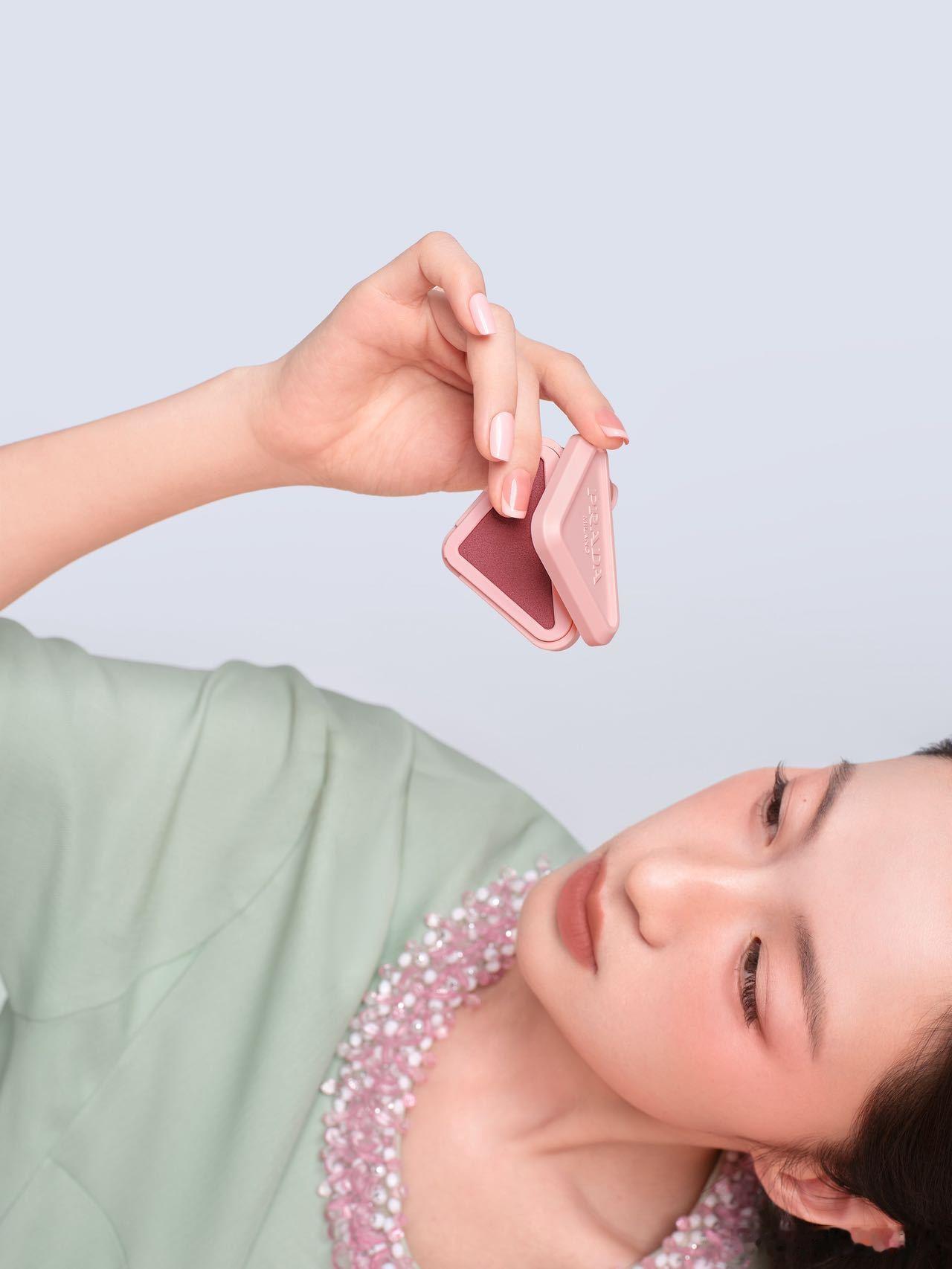 prada彩妆品牌挚友李嘉鑫不允许还有人没看李嘉鑫的 Prada 电梯大片！ 