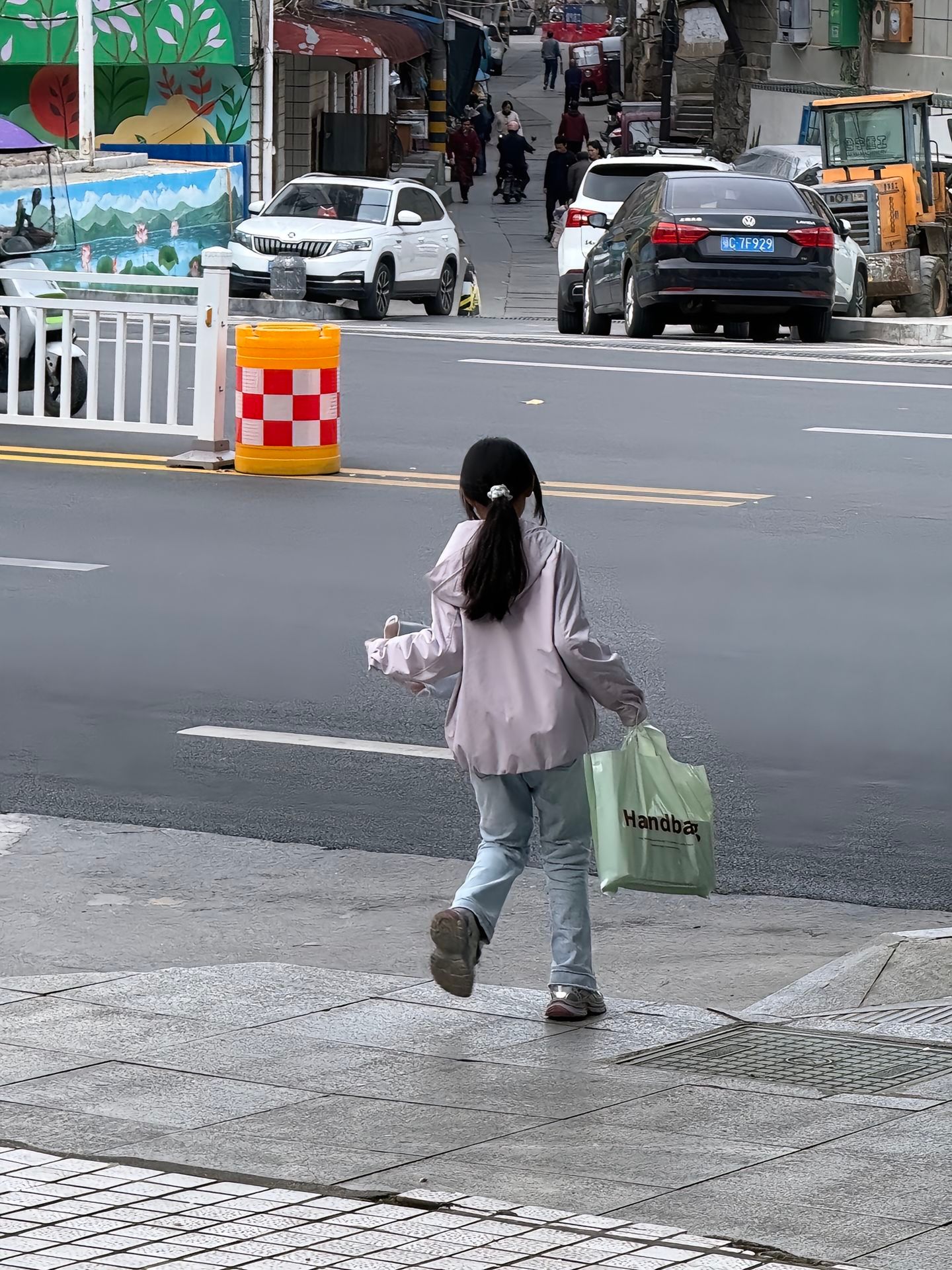 暖心店主50元卖鞋成全小女孩孝心 10后女孩攒钱为母庆生，暖心店主50元卖鞋成全