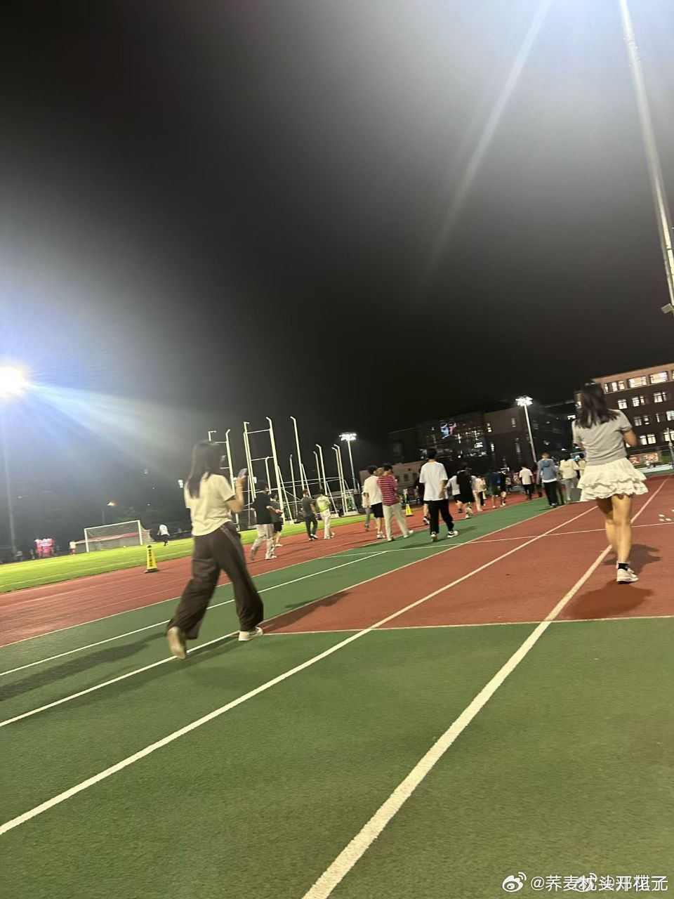 3小时从北大跑向丹麦 这不是奇幻冒险，而是北大学子的热血夜跑！千人齐聚五四体育场